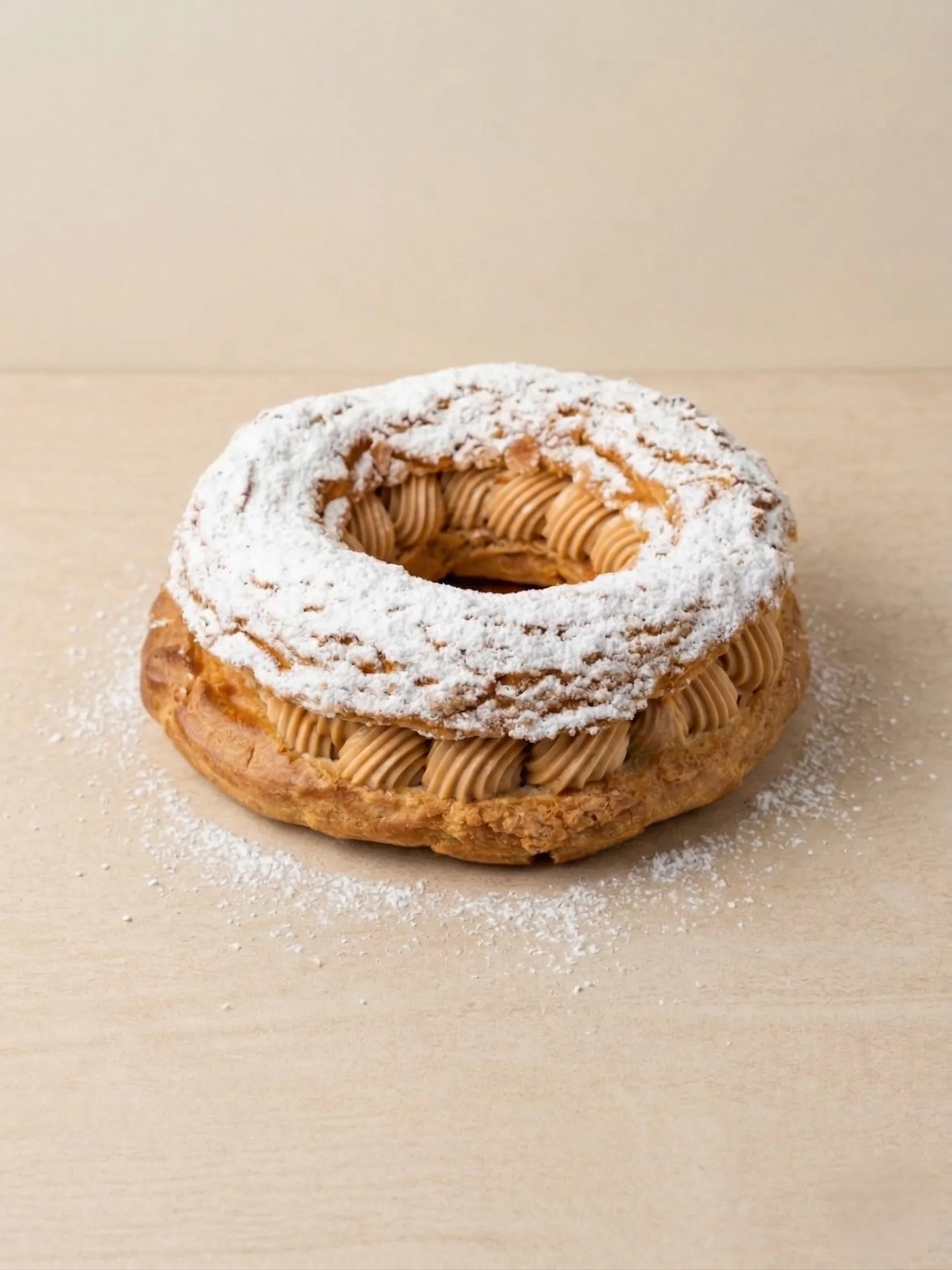 Paris-Brest traditionnel et choux garnis à la crème pralinée