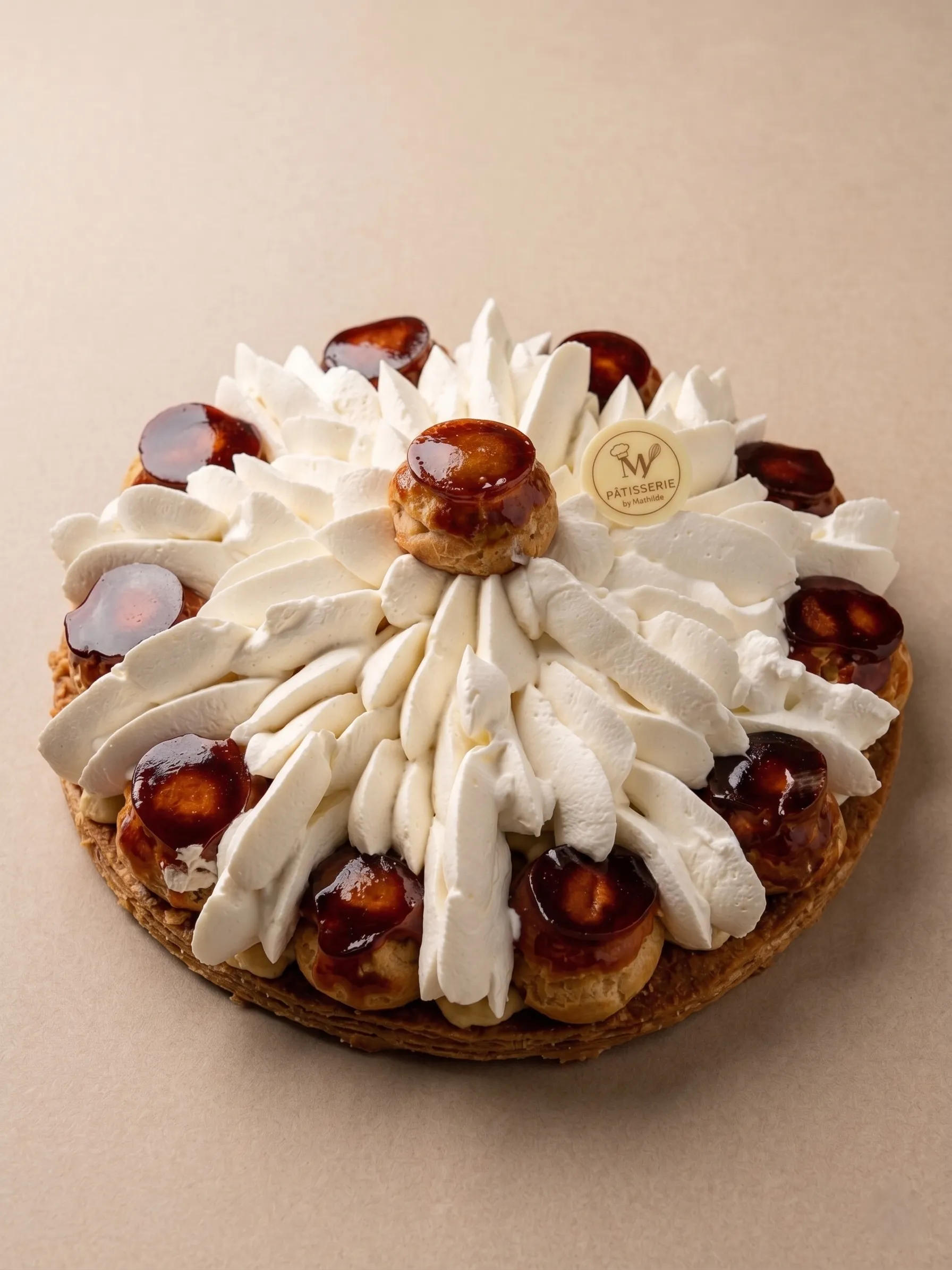 Le Saint-Honoré : base de pâte sucrée, choux caramélisés et crème à la vanille de Madagascar